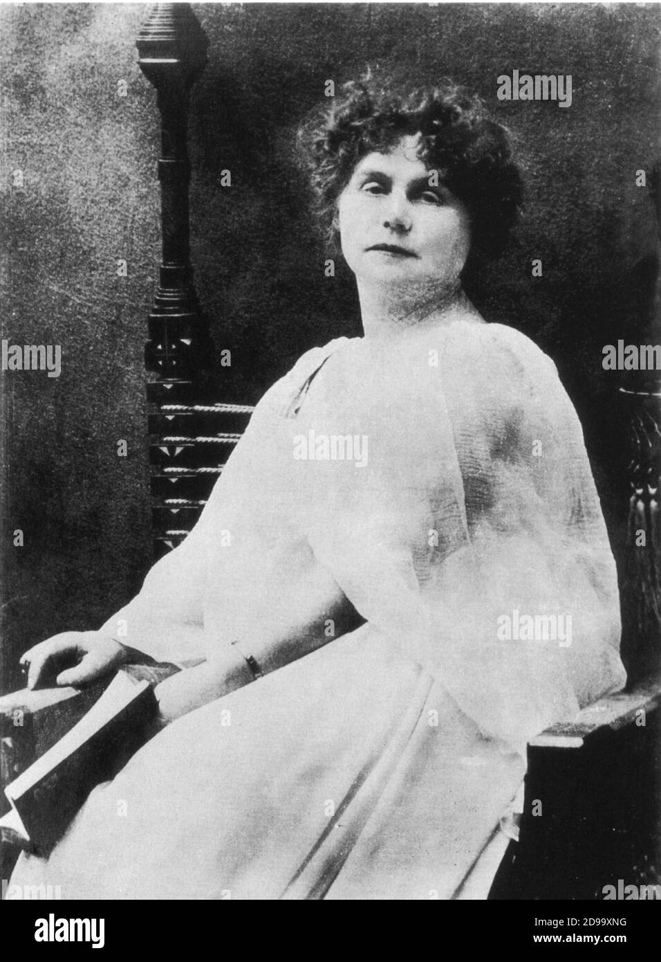 La scrittrice Marie CORELLI ( 1855 - 1924 ) , autrice del romanzo istrionico 'Wormwood : Un dramma di Parigi' sull'Assenzio - ASSENZIO - SCRITTRICE - SCRITTORE - LETTERATURA - LETTERATURA - letterato - ritratto - ritratto - fantasia - triller - polpa fiction - ORRORE - ORRORE - libro - libro - libro - sedia - sedia - GOTICO - vestito bianco - vestito bianco ---- Archivio GBB Foto Stock