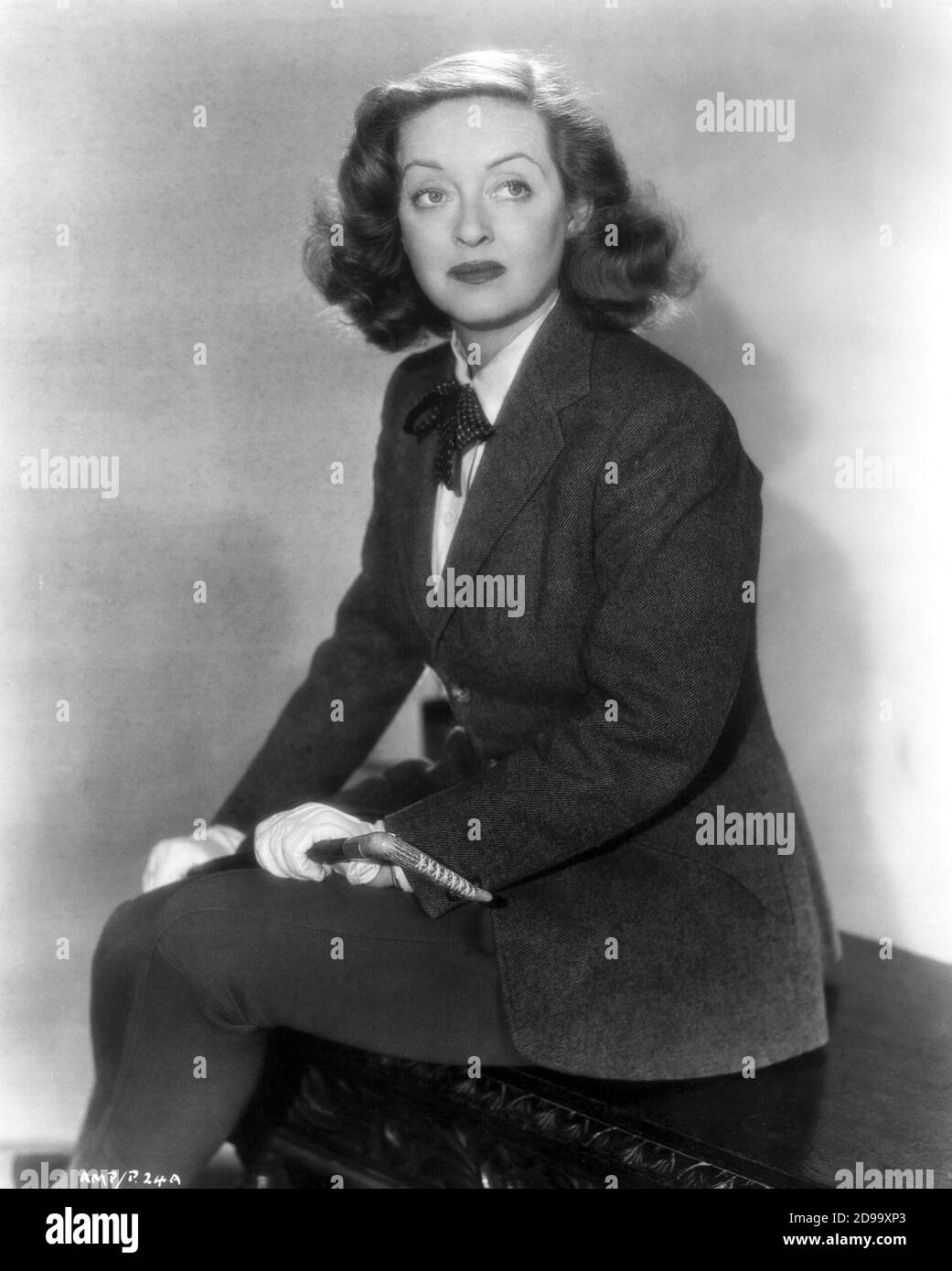 La celebre attrice cinematografica americana BETTE DAVIS ( Lowell , ma. 1908 - Neuilly , France 1989 ) in VELENO DI UN ALTRO ( 1952 - la fossa dei peccati ) By Irwing Rapper - FILM - CINEMA - Hollywood - ritratto - ritratto - frustino - frustino - frustino - frustino - frustino - frusta - frustino - cavallerizza - donna in pantaloni - donna in pantaloni - amazone ---- Archivio GBB Foto Stock
