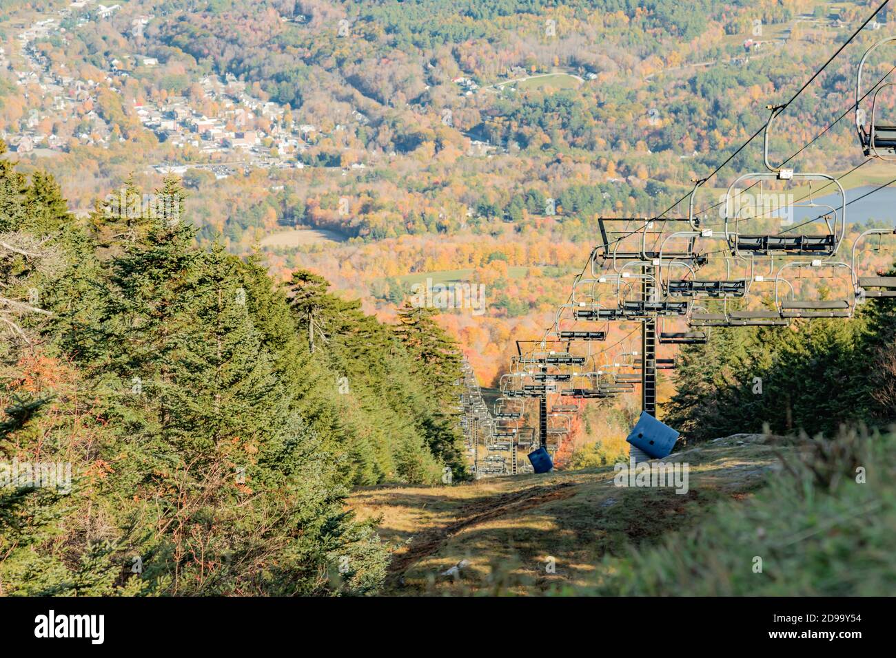 Si affaccia sul monte Okemo e si vede la seggiovia Foto Stock