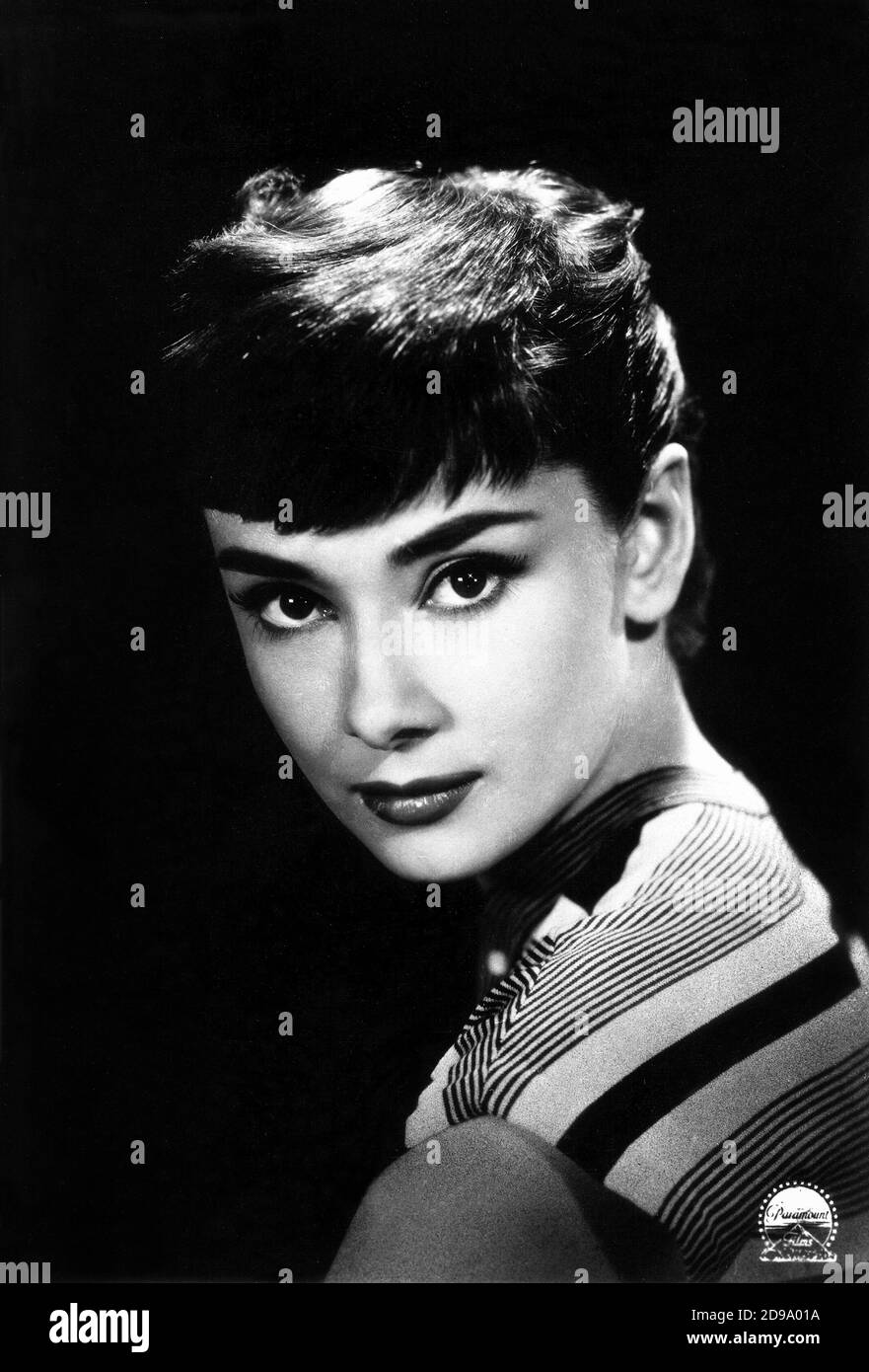 1954 , USA : l'attrice del film AUDREY HEPBURN ( nata Edda H. Van Heemstra , 1929 - 1993 ) , ritratto dello studio di publicità per il film SABRINA di Billy Wilder - FILM - CINEMA ---- Archivio GBB Foto Stock