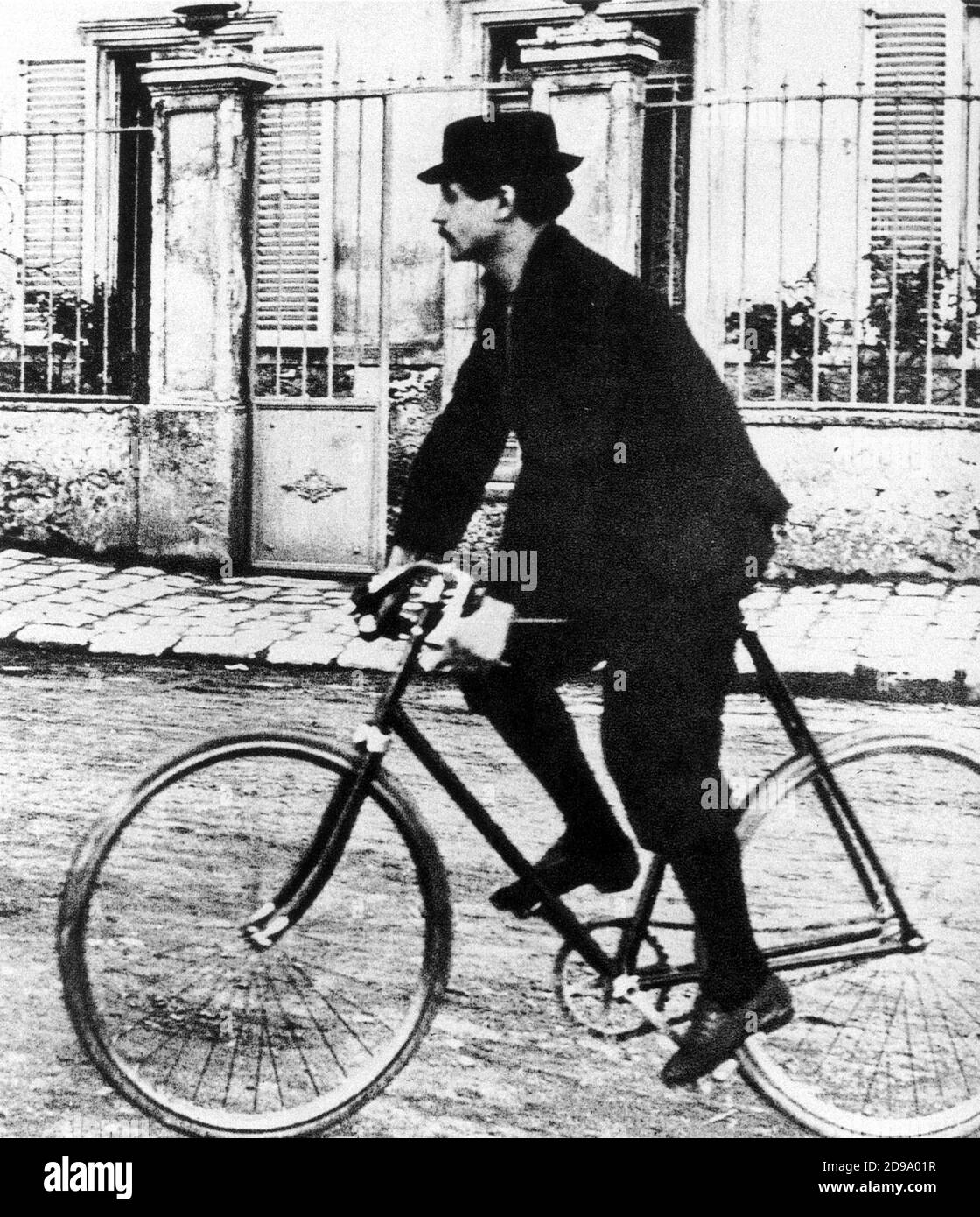 Lo scrittore francese ALFRED JARRY ( 1873 - 1907 ) lascia la sua casa a Corbeil per Parigi. Amava la bicicletta , ammirando il modo in cui fondeva l'uomo e la macchina . Creatore del teatro giocare UBU ROI ( 1896 ) - belle Epoque - anarchico - anarchia - bicicletta - bike - bicicletta - alcolizzato - alcolismo - alcolismo - SURREALISMO - cappello - baffi - baffi - SCRITTORE - COMMEDIOGRAFO - commedia-scrittore - drammaturista - PLYWRITER - LETTERATURA - LETTERATURA - LETTERATURA - LETTERATURA - LETTERATURA poeta maledetto - maudit ---- Archivio GBB Foto Stock