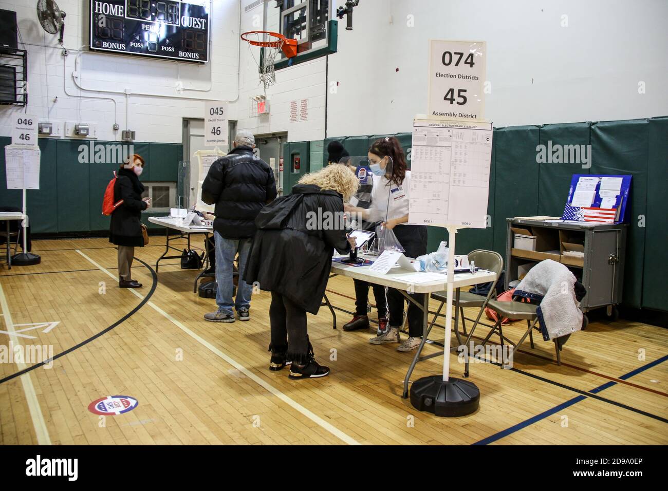 Persone che votano in un luogo di polling di Brighton Beach, durante la pandemia COVID-19. A Brooklyn, NY, il 3 novembre 2020. (Foto di Erica Price/Sipa USA) Foto Stock