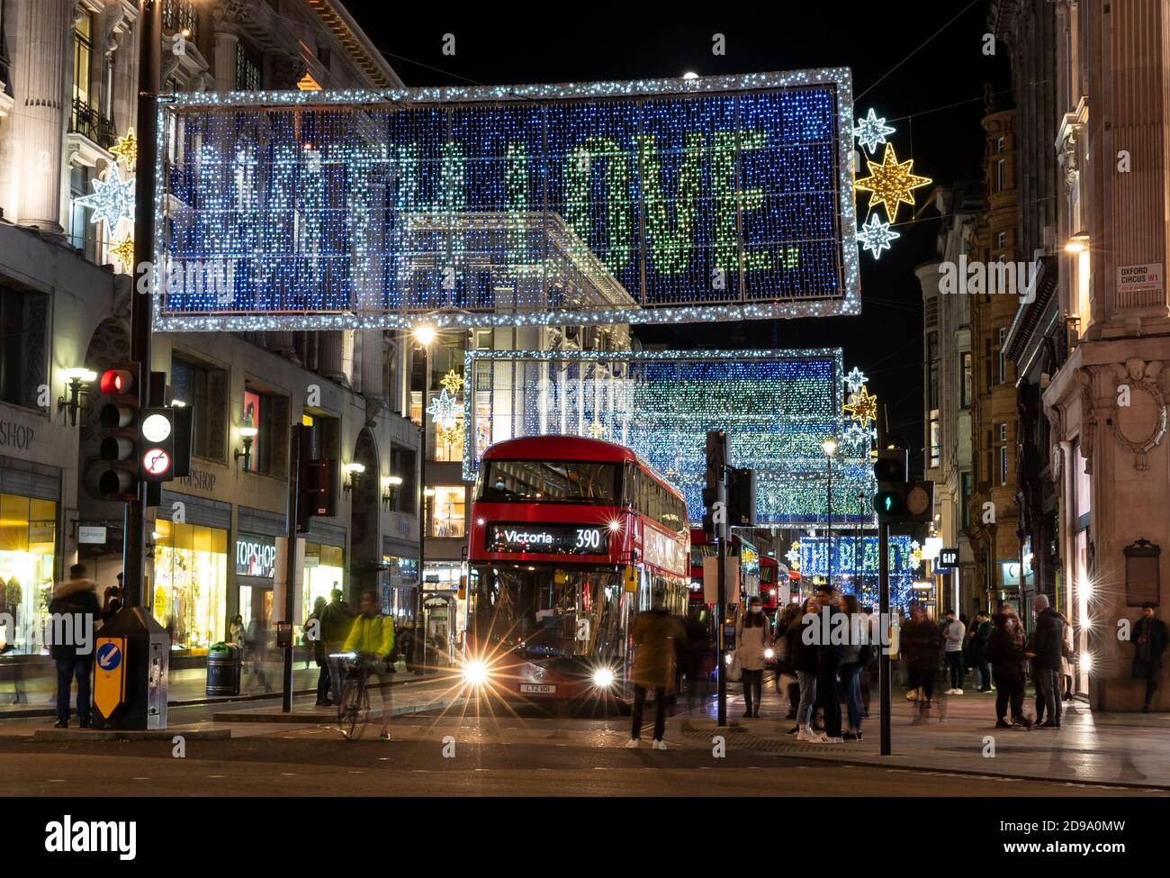 Londra, Regno Unito. 3 Nov 2020. Foto scattata il 3 novembre 2020 mostra le luci natalizie che illuminano la principale Oxford Street, a Londra, in Gran Bretagna. Le luci di Natale di Oxford Street sono state accese da lunedì. Le luci rendono omaggio alla forza e alla brillantezza dei londinesi e onorano anche coloro che hanno dimostrato gentilezza e sostegno costante agli altri durante la pandemia. Credit: Han Yan/Xinhua/Alamy Live News Foto Stock
