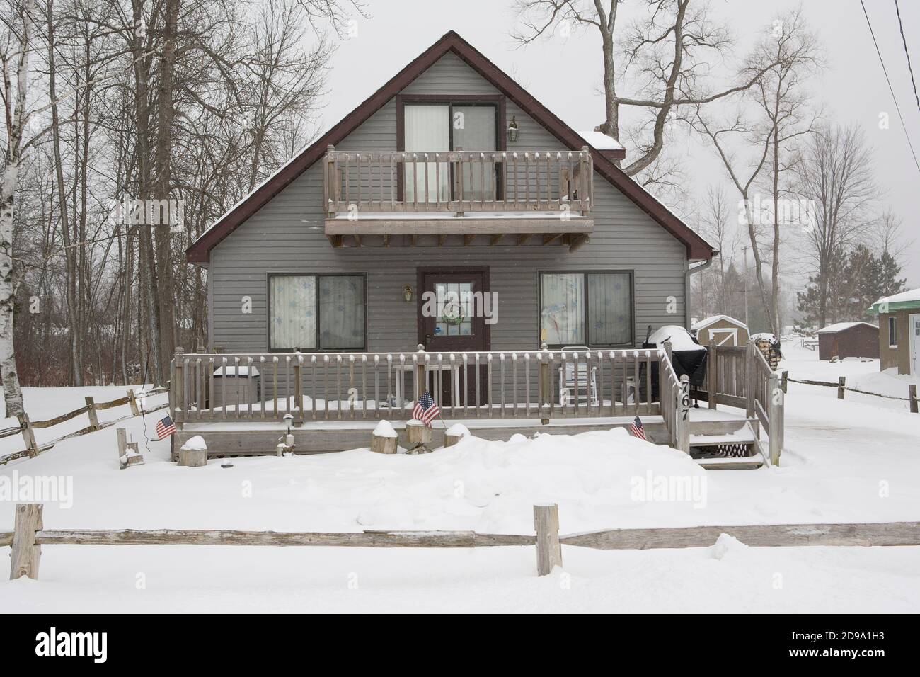 Case innevate a Prudenville vicino al bellissimo lago Michigan in inverno Foto Stock