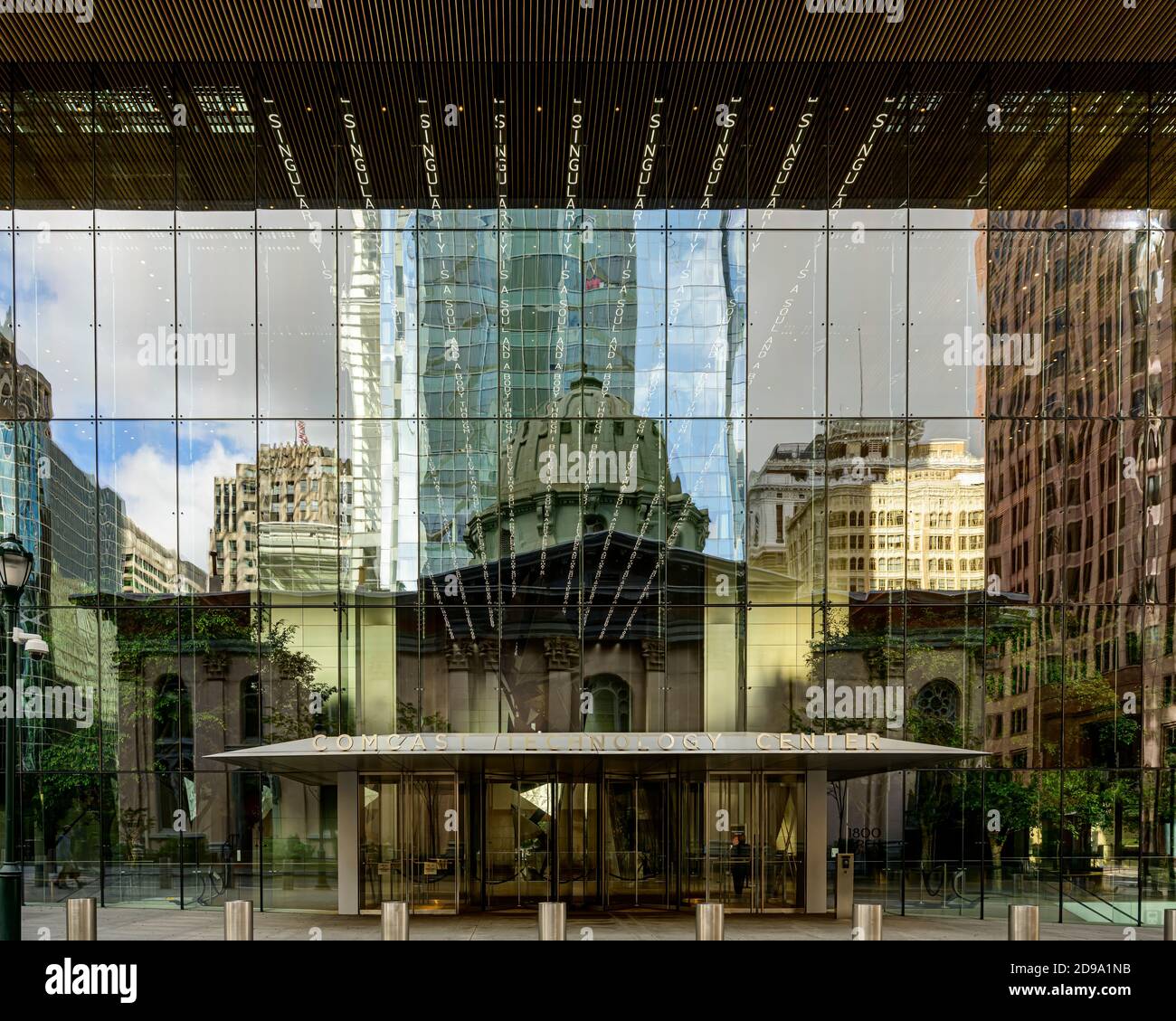 La chiesa di Arch Street, la sede centrale della Comcast e altri edifici si riflettono nella parte anteriore del Comcast Technology Center Foto Stock