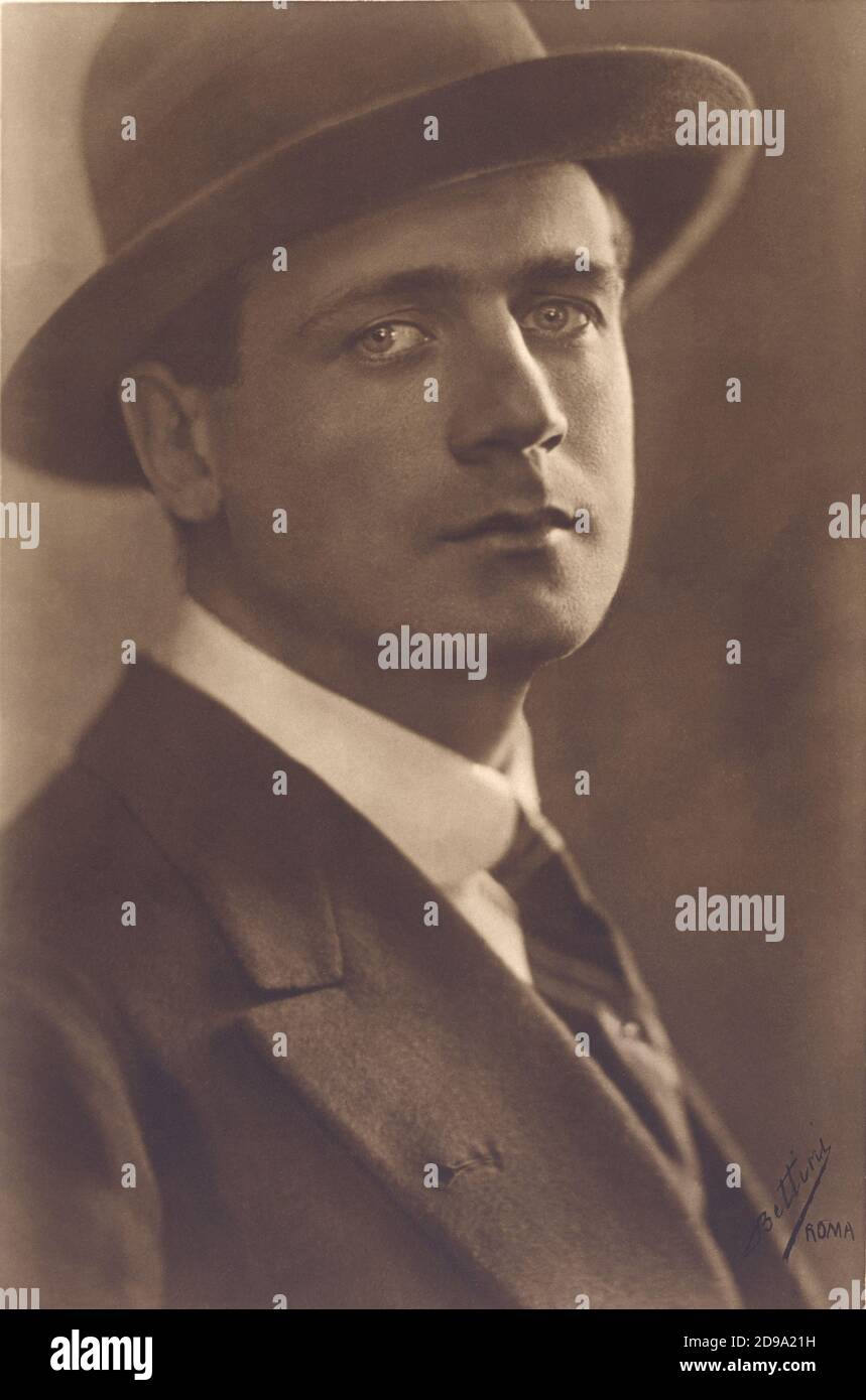 1920 ca , ITALIA : il muto attore italiano TULLIO CARMINATI ( 1894 - 1971 ). Foto di BETTINI , Roma . Carminati è stato un attore italiano più famoso per i ruoli in ' The Cardinal ', ' One Night of Love ' e ' El Cid '. In Spagna cambiò il suo nome in Fernando Aguirre . Apparve anche nel film, ' Roman Holiday ' con Audrey Hepburn - Tie - cravatta - ritratto - ritratto - colletto - colletto - SILENT MOVIE - CINEMA MUTO ITALIANO - Tie - cravatta - cappello - moda © Archivio GBB / Foto Stock