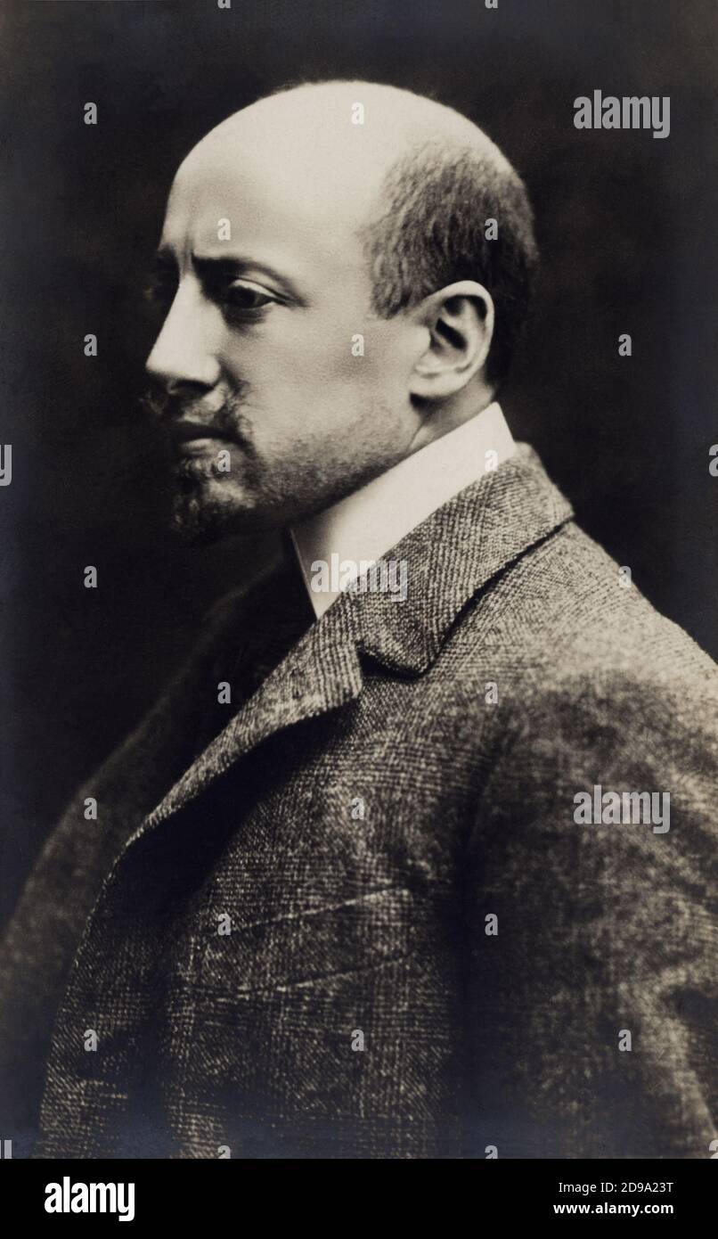 1900 ca, ITALIA: Il poeta , politico e scrittore italiano GABRIELE D'ANNUNZIO ( Pescara 1863 - Gardone Riviera 1938 ) - SCRITTORE - LETTERATURA - LETTERATURA - letterato - POETA - POESIA - POESIA - baffi - baffi - ritratto - ritratto - DAnnunzio - cravatta - barba - barba - colletto - collare - profilo - d'Annunzio - DANNUNZIO - D'ANNUNZIO -- - Archivio GBB Foto Stock