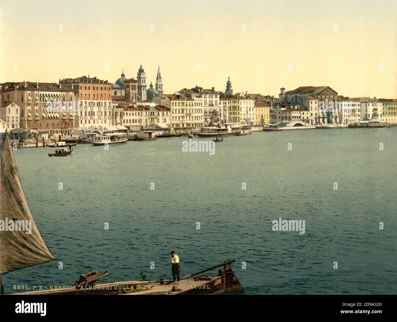 1895 ca. , VENEZIA , ITALIA : la Riva degli SCHIAVONI . Phocrom print colors a cura di Detroit Publishing Co. - RIVO - VENEZIA - VENETO - ITALIA - FOTO STORICHE - STORIA - GEOGRAFIA - GEOGRAFIA - ARCHITETTURA - ARCHITETTURA - - ARTE - VAPORETTO - traghetto - mare - laguna --- Archivio GBB Foto Stock