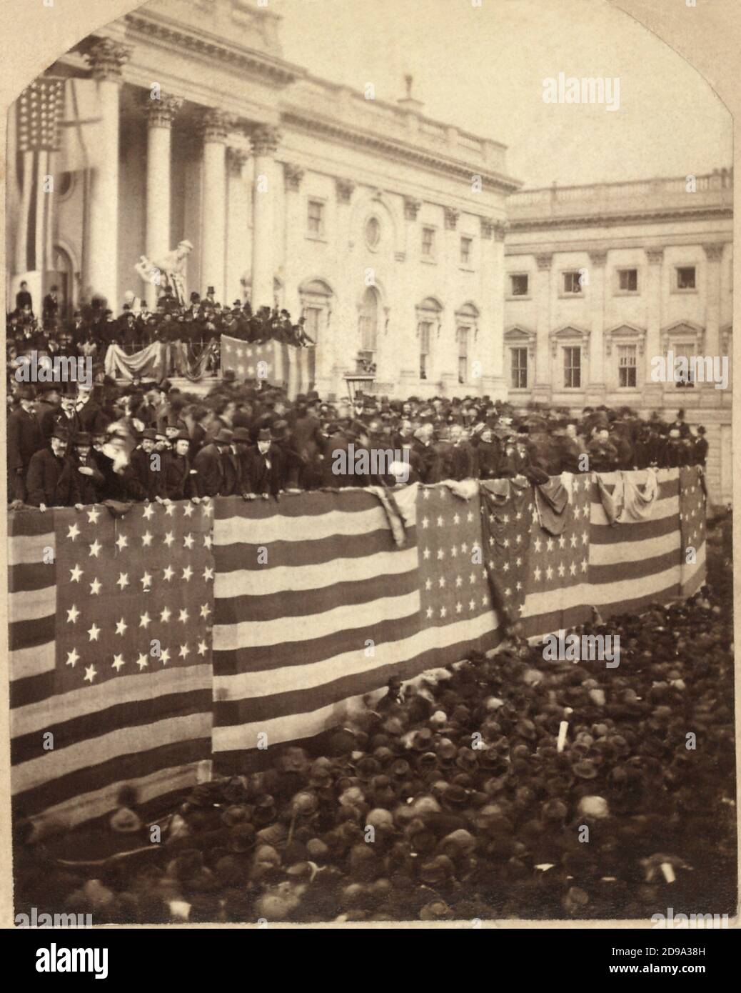 1877 , 11 luglio , WASHINGTON DC , USA : folla all'inaugurazione del presidente Rutherford B. Hayes ( 1822 - 1893 ). Capo Giustizia Morrison R. Waite amministra il giuramento di incarico a Rutherford B. Hayes su una bandiera-drapped stand inaugurale sul portico est del Campidoglio degli Stati Uniti . Photo by Brady's National Portrait Gallery, Washington, D.C. - STATI Uniti d'AMERICA - CAMPIDOGLIO - - GEOGRAFIA - GEOGRAFIA - FOTO STORICHE - STORIA - STORIA - ARCHITETTURA - ARCHITETTURA - ARTI - ARTE - BANDIERA AMERICANA - separazione del Presidente americano -- -- archi Foto Stock