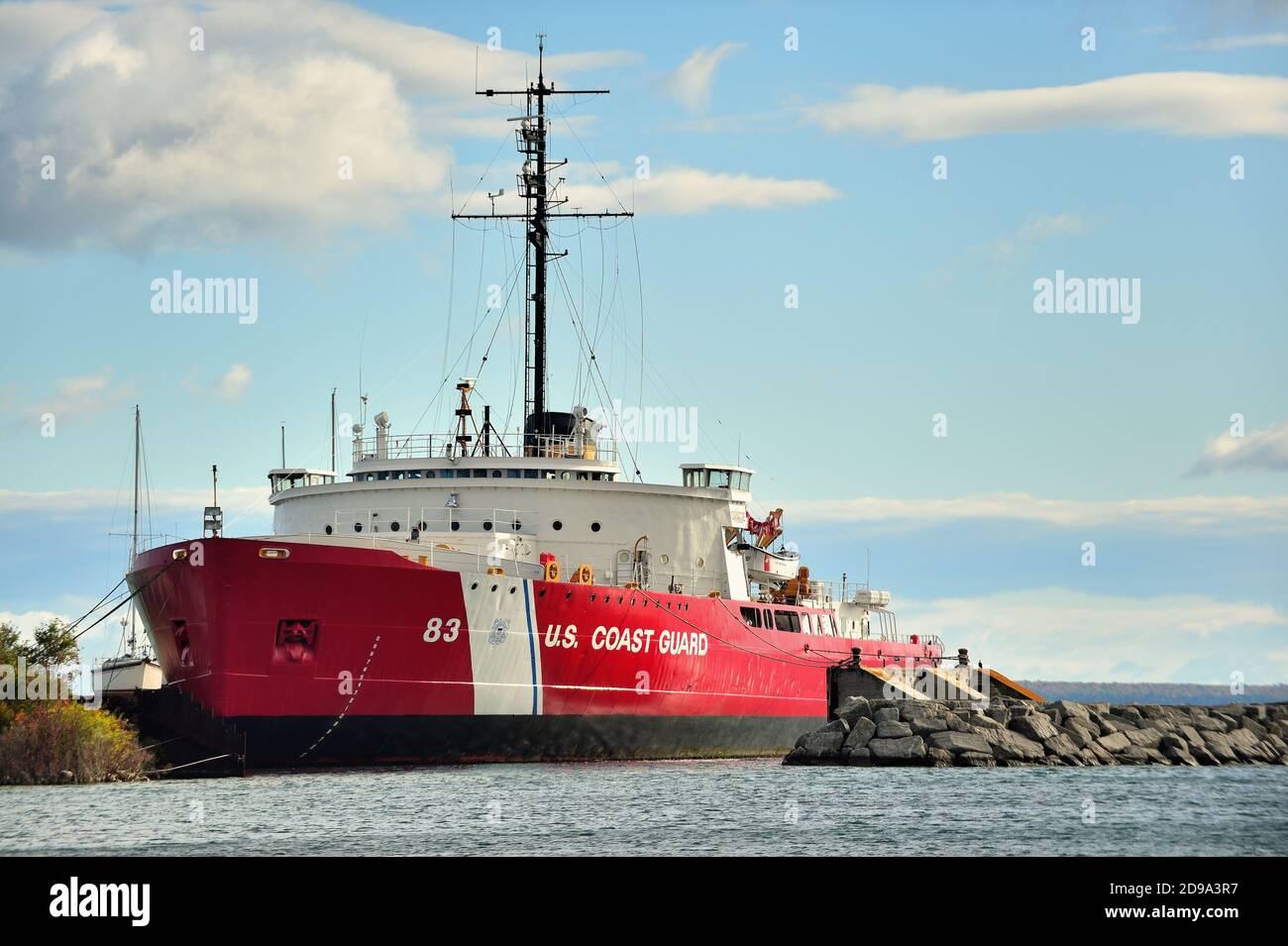 Mackinaw City, Michigan, Stati Uniti. Un tagliatore della Guardia Costiera degli Stati Uniti legato nel porto di Mackinaw City, Michigan. Foto Stock