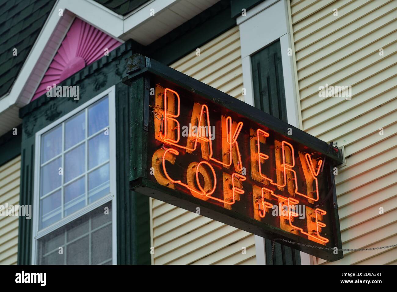 Mackinaw City, Michigan, Stati Uniti. Una panetteria locale che accoglie i visitatori durante la stagione turistica, porta un vecchio cartello al neon sopra il suo ingresso. Foto Stock