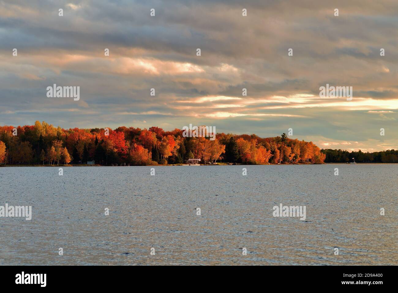 Trout Lake, Michigan, Stati Uniti. L'autunno e il sole nel tardo pomeriggio scenderanno su un tratto di costa lungo il lago Trout nella penisola superiore del Michigan. Foto Stock