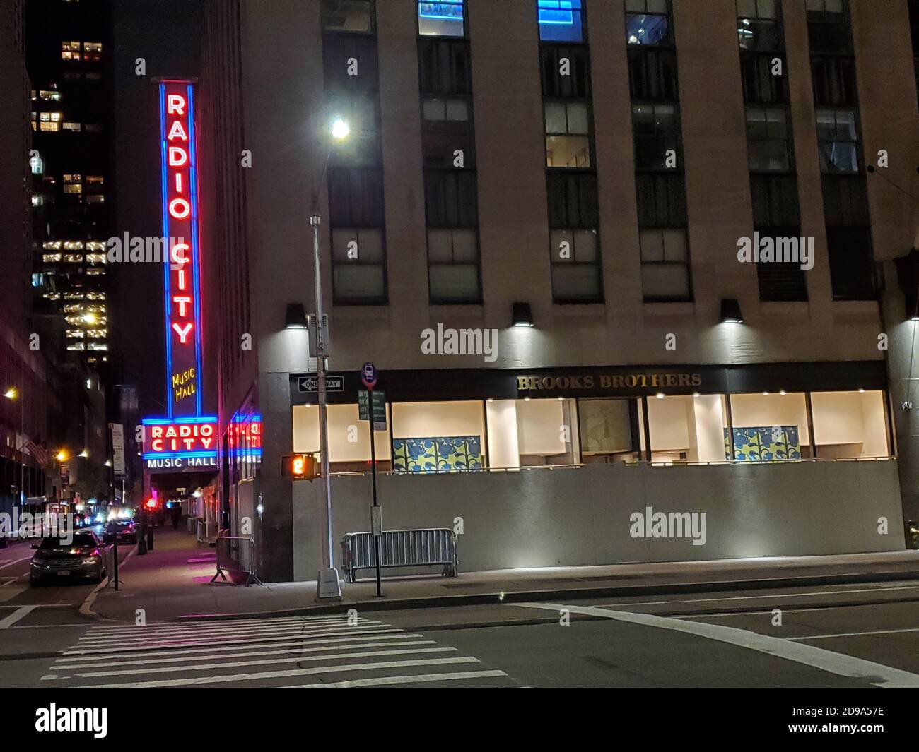 3 novembre 2020, New York, New York, USA: Radio City Music Hall e il Disney Store sono imbarcati in attesa delle proteste a New York City a causa delle elezioni presidenziali. (Immagine di credito: © Bruce Cotler/ZUMA Wire) Foto Stock