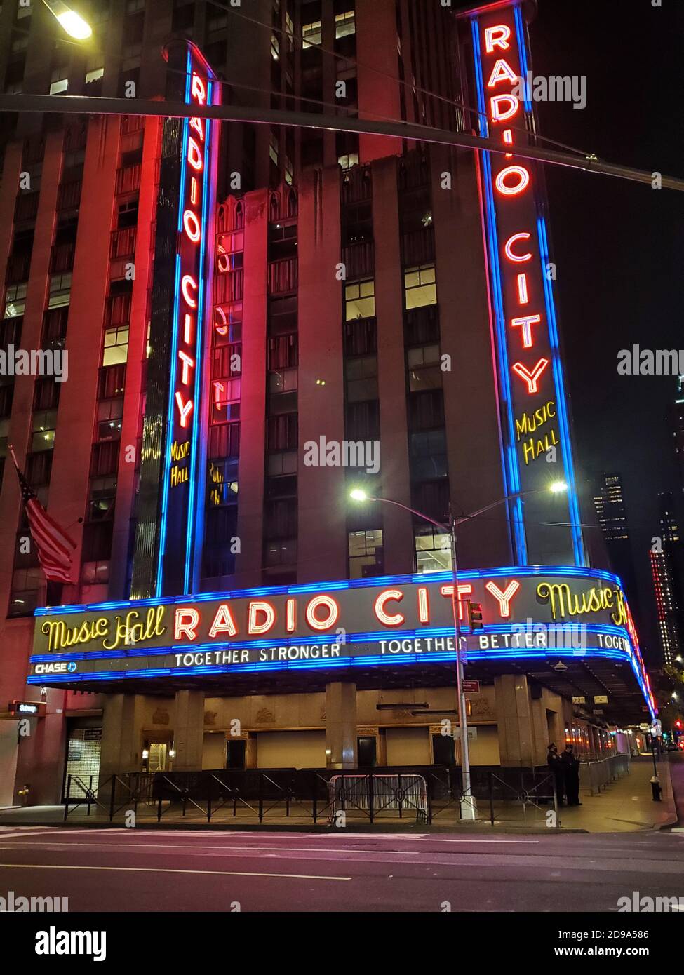 3 novembre 2020, New York, New York, USA: Radio City Music Hall e il Disney Store sono imbarcati in attesa delle proteste a New York City a causa delle elezioni presidenziali. (Immagine di credito: © Bruce Cotler/ZUMA Wire) Foto Stock