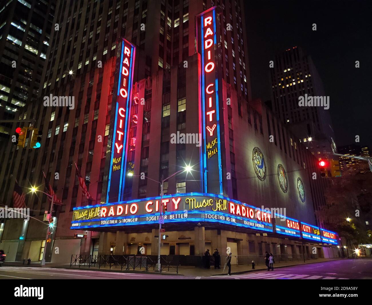 3 novembre 2020, New York, New York, USA: Radio City Music Hall e il Disney Store sono imbarcati in attesa delle proteste a New York City a causa delle elezioni presidenziali. (Immagine di credito: © Bruce Cotler/ZUMA Wire) Foto Stock