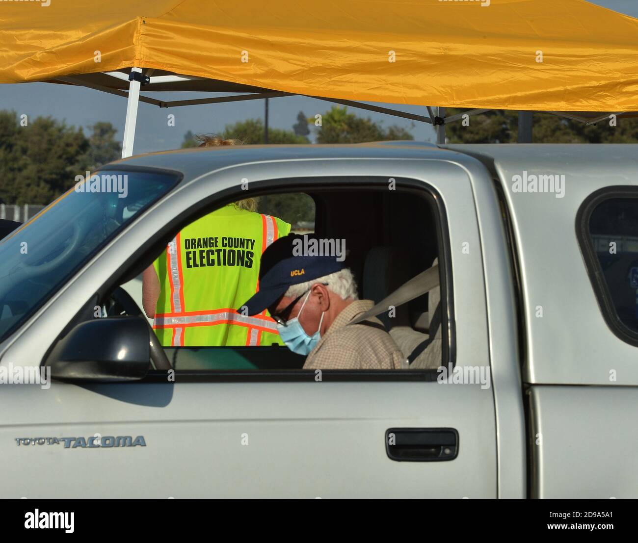 Anaheim, Stati Uniti. 04Nov 2020. Martedì 3 novembre 2020, gli elettori hanno lanciato i voti in un centro di voto drive-through presso l'Honda Center di Anaheim, California. Il voto di persona è iniziato per la maggior parte delle contee della California lo scorso fine settimana, mentre i funzionari delle elezioni locali hanno aperto i posti di voto in anticipo per evitare la folla nel giorno delle elezioni. Con fino a 22 milioni di voti da contare, i funzionari delle elezioni in California ci vorranno settimane per ottenere un conteggio finale. Foto di Jim Ruymen/UPI Credit: UPI/Alamy Live News Foto Stock