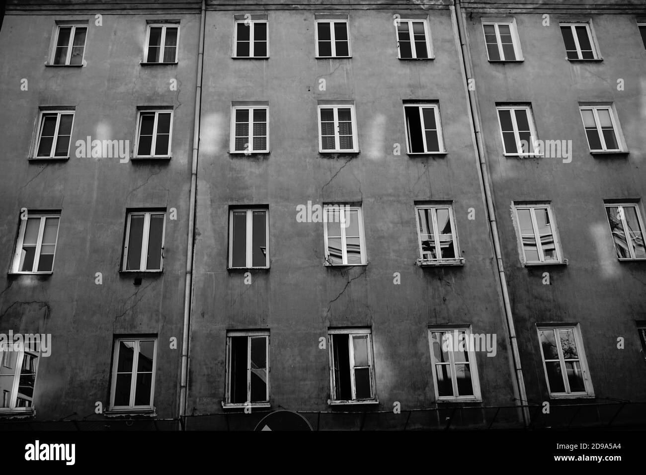 Immagine in scala di grigi di un vecchio edificio con finestre di vetro Foto Stock