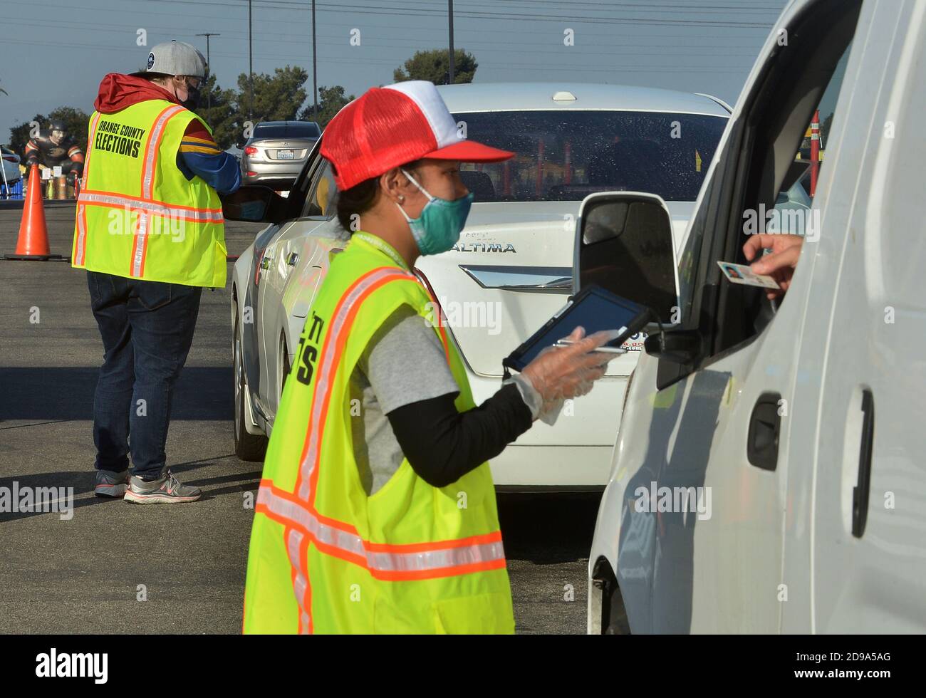 Anaheim, Stati Uniti. 04Nov 2020. Martedì 3 novembre 2020, gli elettori hanno lanciato i voti in un centro di voto drive-through presso l'Honda Center di Anaheim, California. Il voto di persona è iniziato per la maggior parte delle contee della California lo scorso fine settimana, mentre i funzionari delle elezioni locali hanno aperto i posti di voto in anticipo per evitare la folla nel giorno delle elezioni. Con fino a 22 milioni di voti da contare, i funzionari delle elezioni in California ci vorranno settimane per ottenere un conteggio finale. Foto di Jim Ruymen/UPI Credit: UPI/Alamy Live News Foto Stock