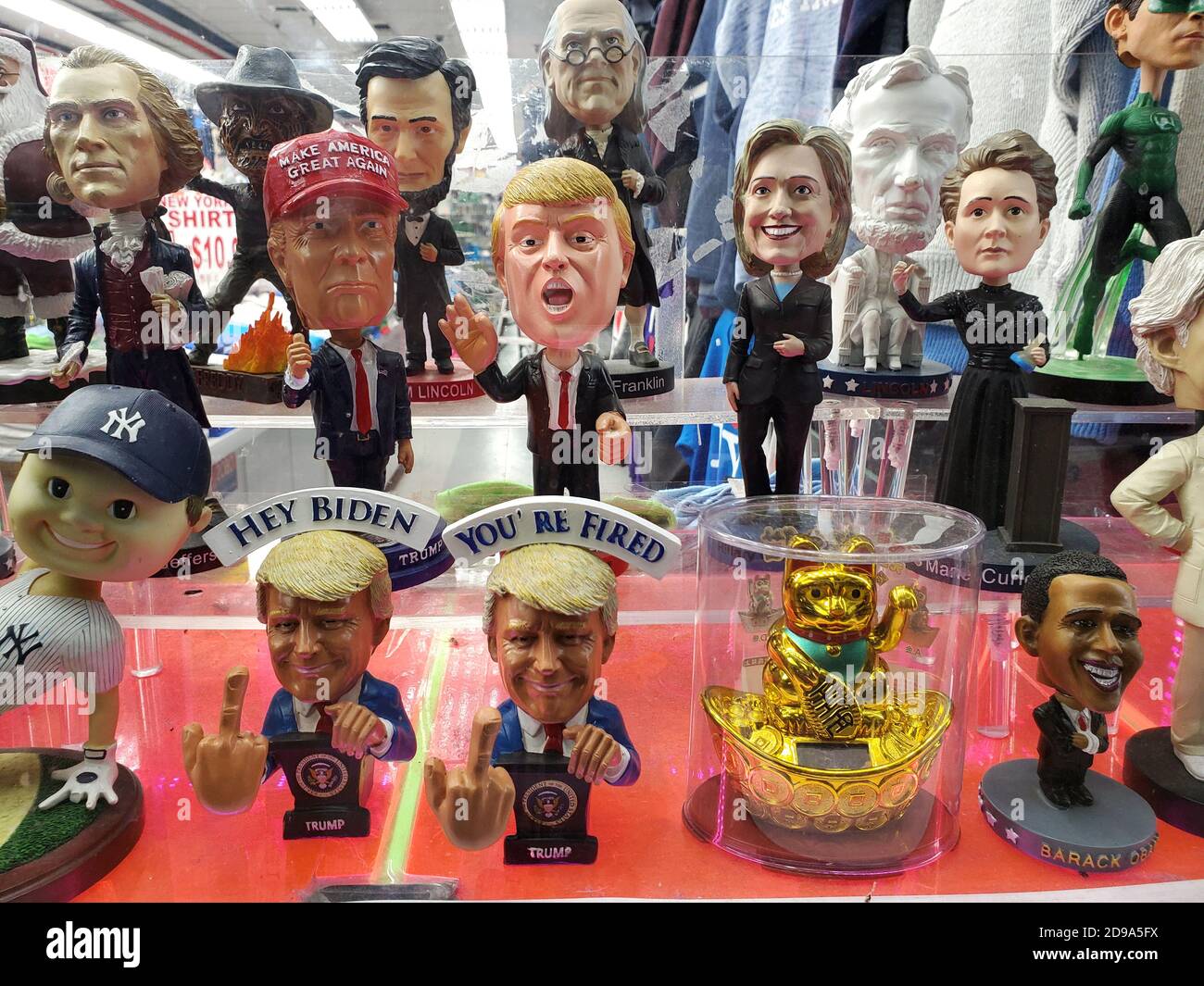 3 novembre 2020, New York, New York, USA: Notte delle elezioni a New York. I negozi di souvenir in Time Square vendono statue a testa di bobina del presidente Donald J. Trump (immagine di credito: © Bruce Coller/ZUMA Wire) Foto Stock