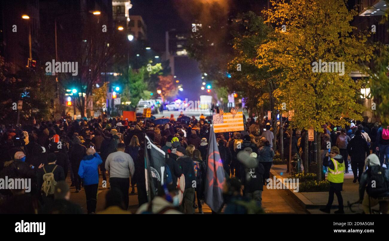 Washington, DC, USA, 03 novembre 2020. Gli attivisti anti Trump marciano nella notte delle elezioni a Washington DC, USA. Yuriy Zahvoyskyy/Alamy Live News Foto Stock