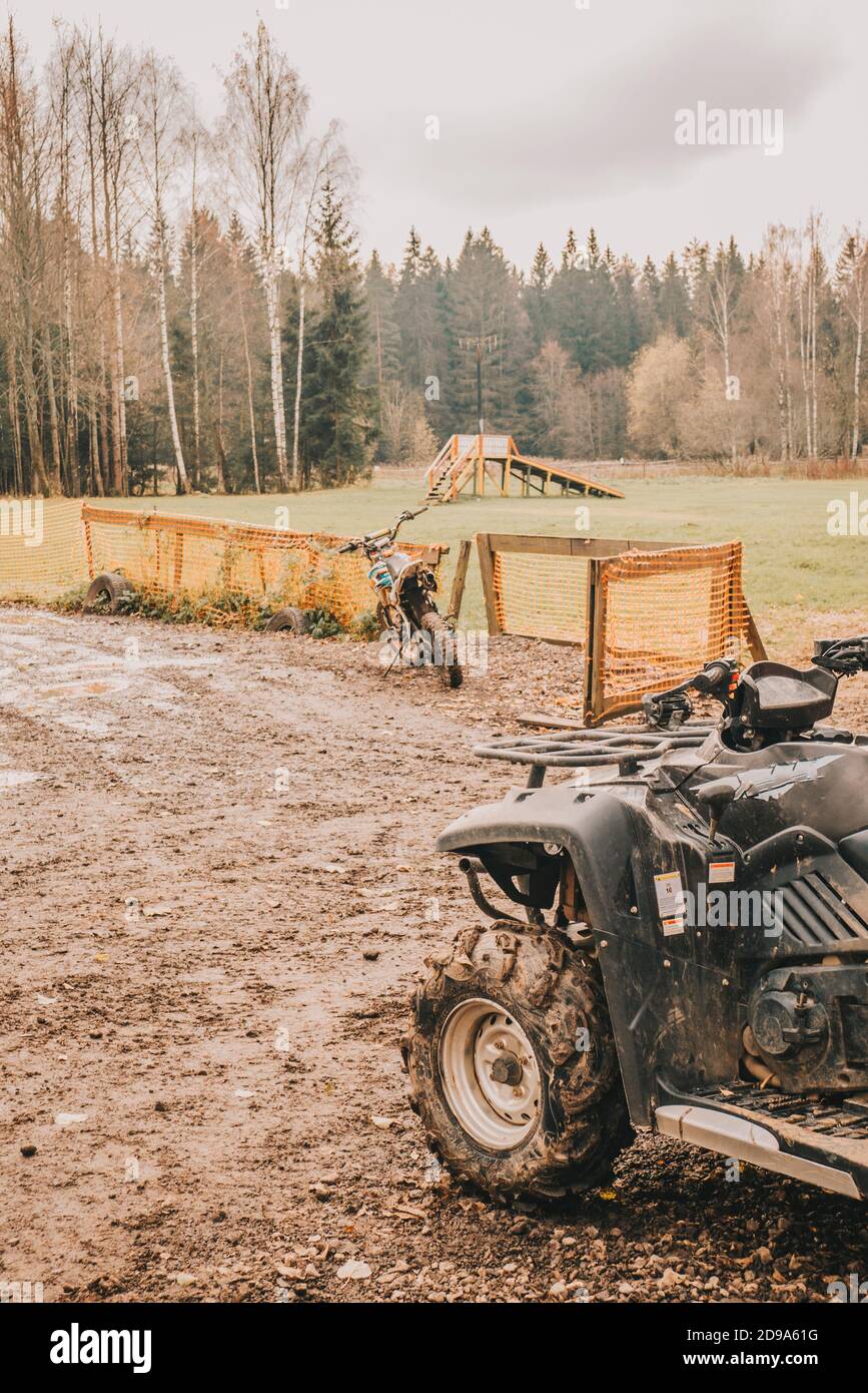 Una moto quad e una moto nel fango. Foto Stock
