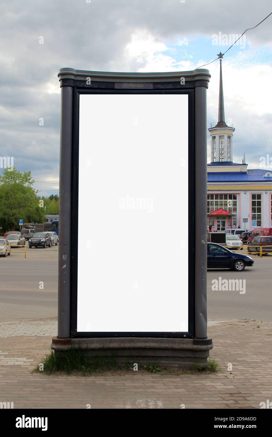 Design pubblicitario con stucco rettangolare verticale bianco. Un banner in città in estate. Un cartellone con un posto per lo spazio di testo e di copia. Foto Stock