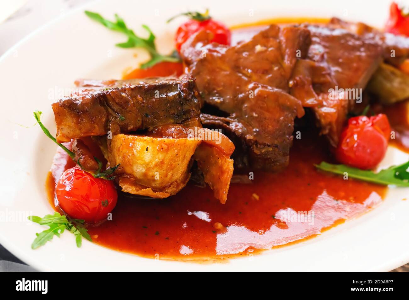Manzo cotto lentamente in salsa di pomodoro, fuoco selettivo Foto Stock