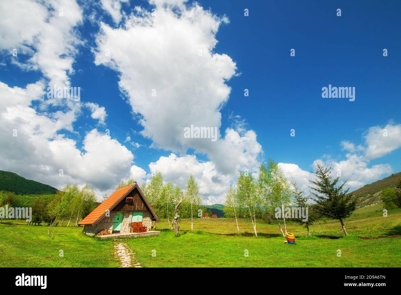 Donna Brezna, Montenegro - 5/24/2019 - Case rustiche circondate dalla natura in primavera Foto Stock