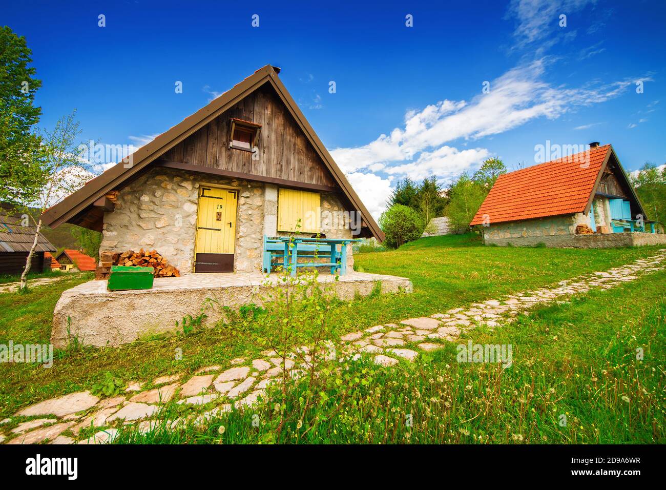 Donna Brezna, Montenegro - 5/24/2019 - Case rustiche circondate dalla natura in primavera Foto Stock