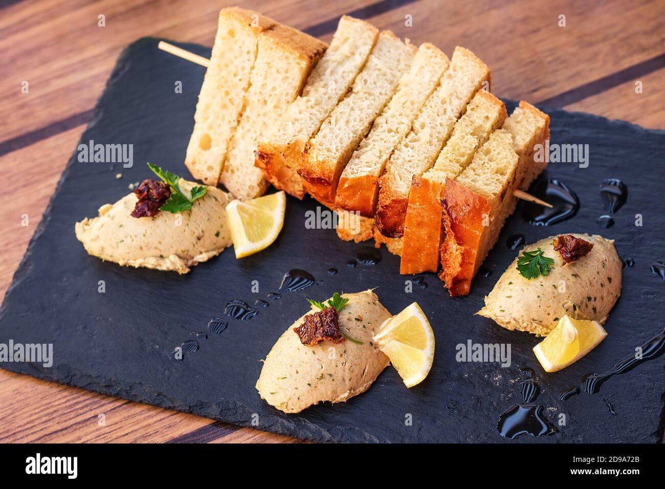 Tradizionale pate di pesce con antipasto di senape servito con pane appena  sfornato a Boka Kotorska (Kotor Bay), focalizzazione selettiva Foto stock -  Alamy