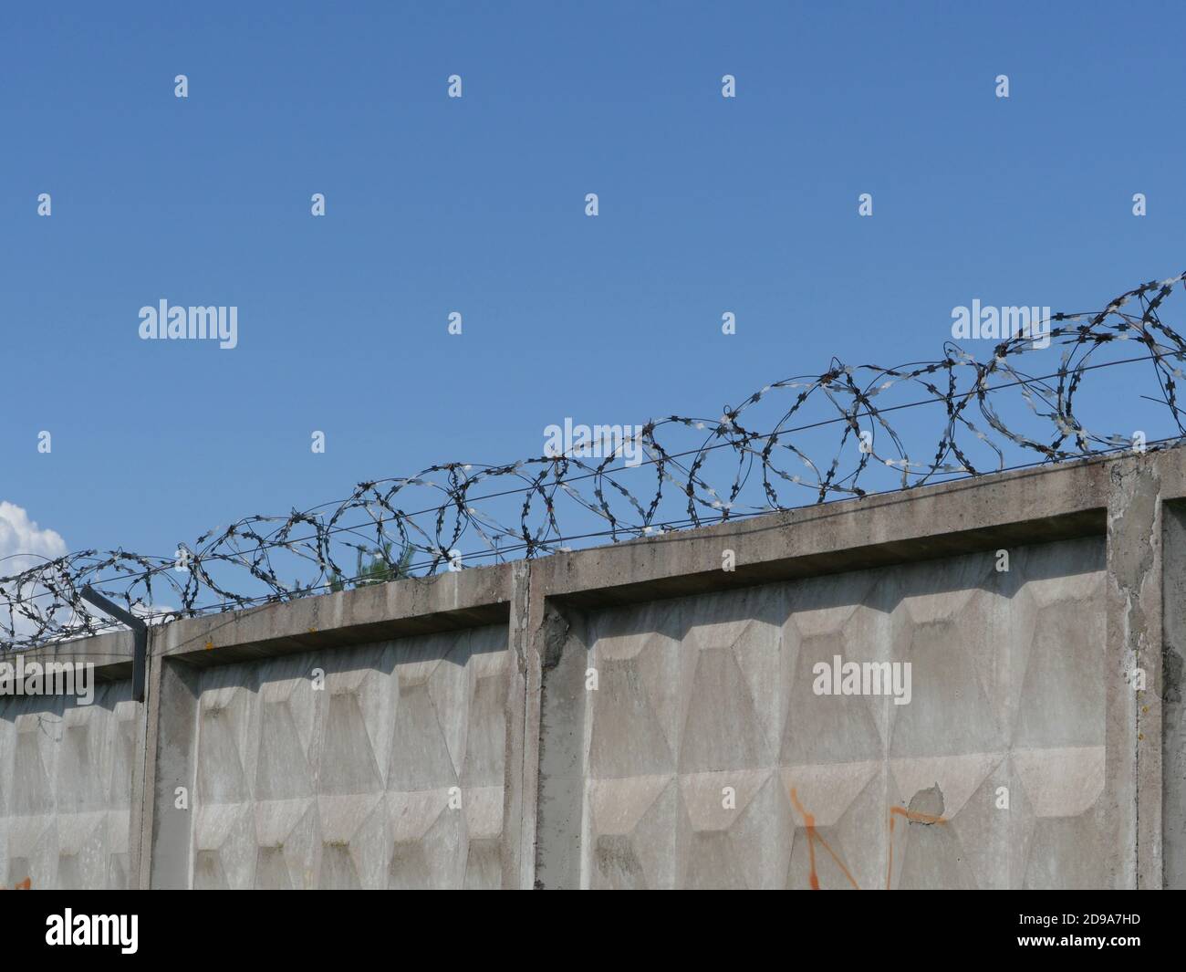 recinzione alta con concetto di area ristretta con filo spinato Foto Stock