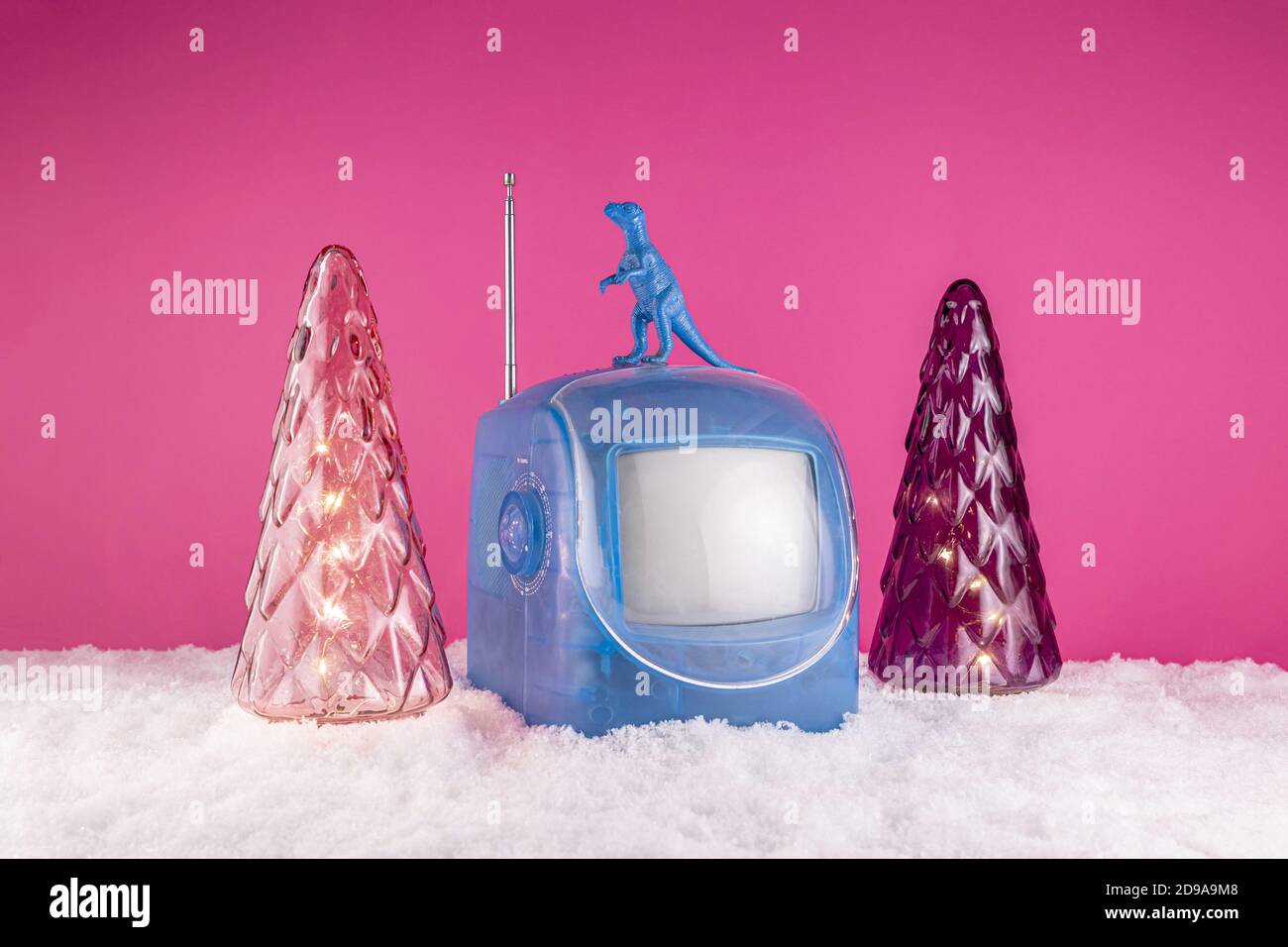 TV giocattolo con drago e neve per decorazioni natalizie Foto Stock