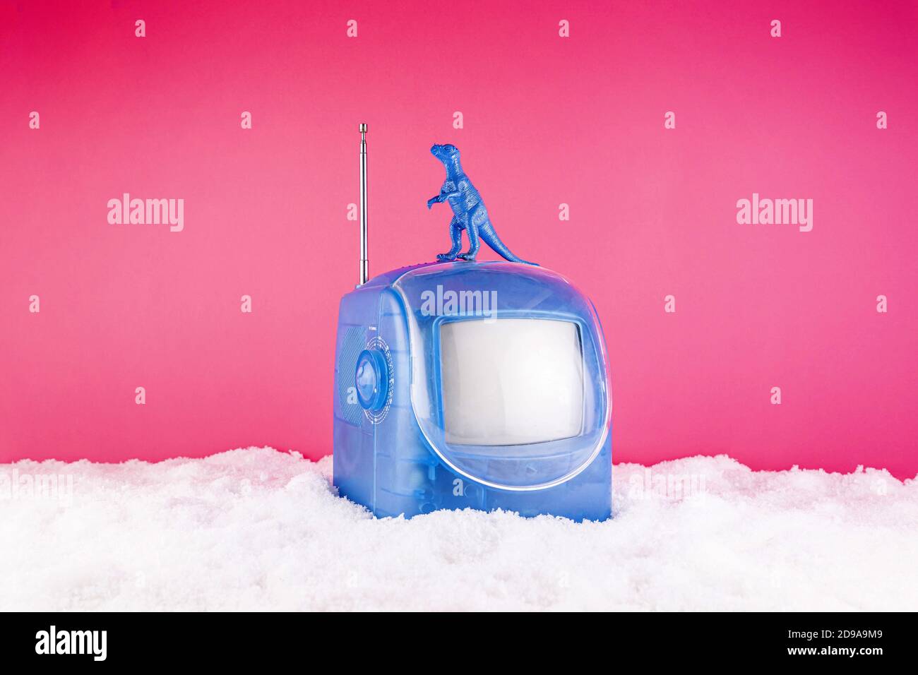 TV giocattolo con drago e neve per decorazioni natalizie Foto Stock