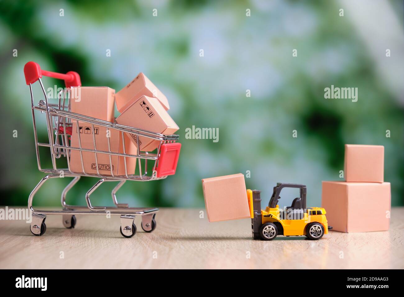 Concetto di magazzino all'ingrosso di prodotti con carrello di shopping astratto. Foto Stock