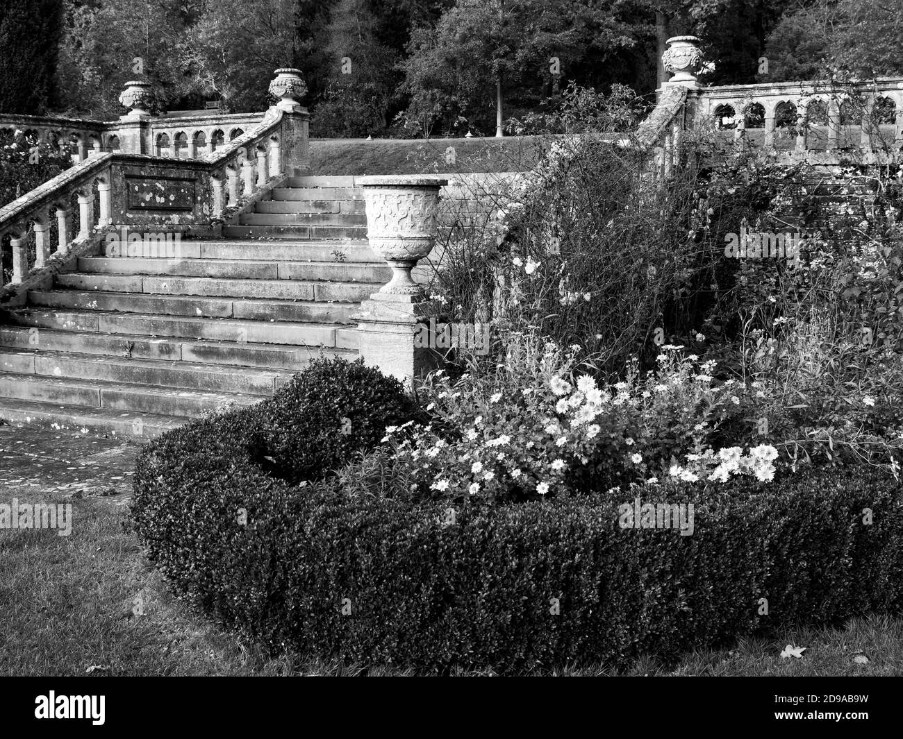 Steps, Black and White Country House Gardens, Englefield House, Englefield, Thale, Reading, Berkshire, Inghilterra, Regno Unito, GB. Foto Stock