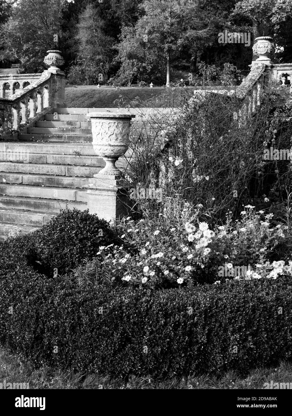 Steps, Black and White Country House Gardens, Englefield House, Englefield, Thale, Reading, Berkshire, Inghilterra, Regno Unito, GB. Foto Stock