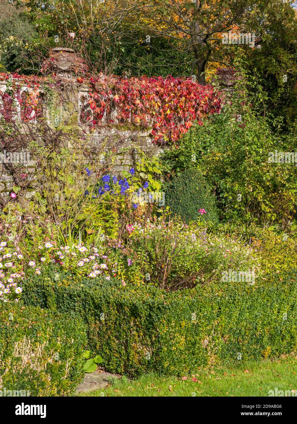 Garden Terrace e ringhiere, Balustrades, Englefield House Gardens, Englefield House, Englefield, Berkshire, Inghilterra, UK, GB. Foto Stock