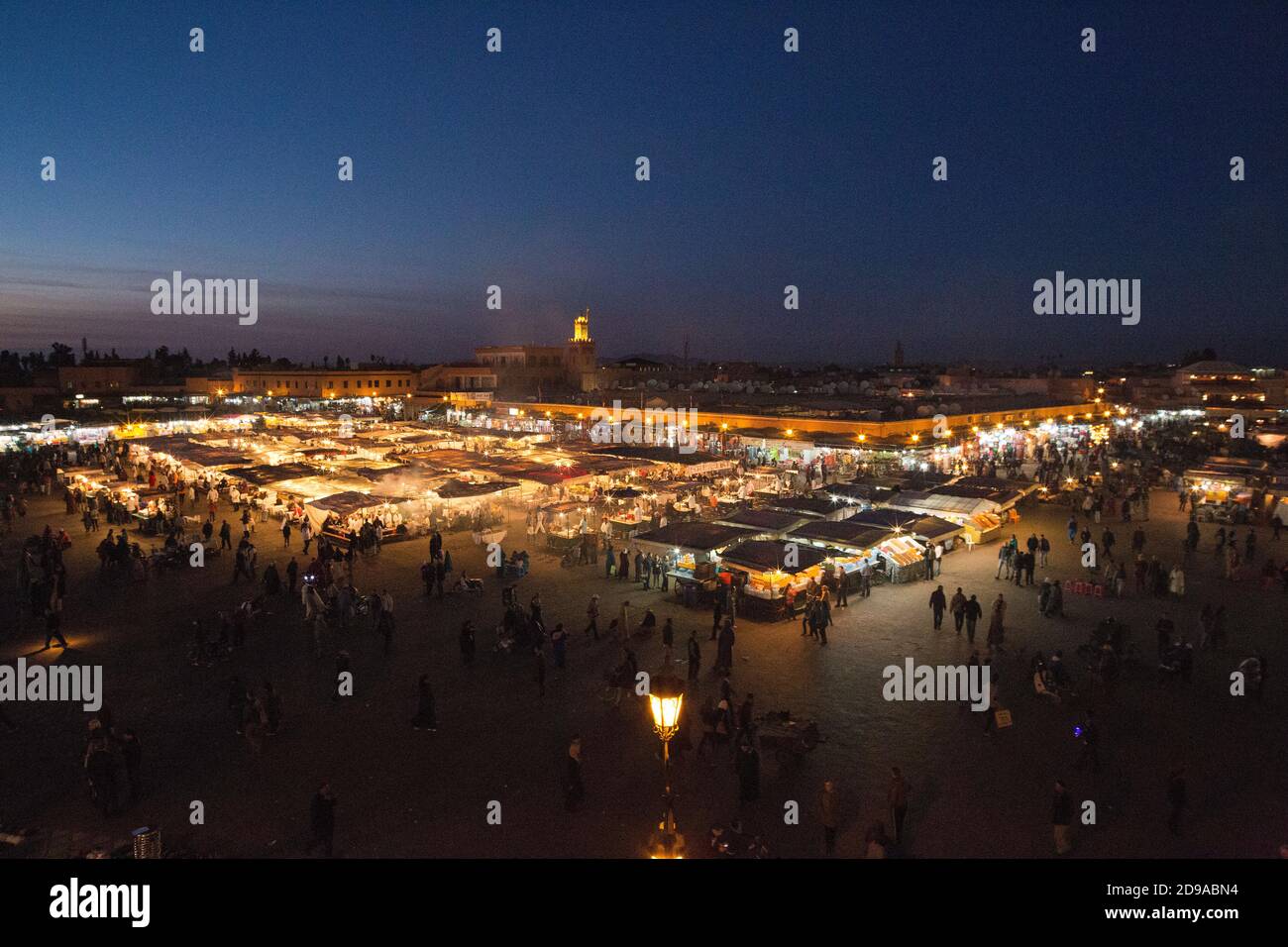 Bancarelle di cibo a Jemaa el Fna, la piazza del mercato di Marrakech, Marocco. Foto Stock