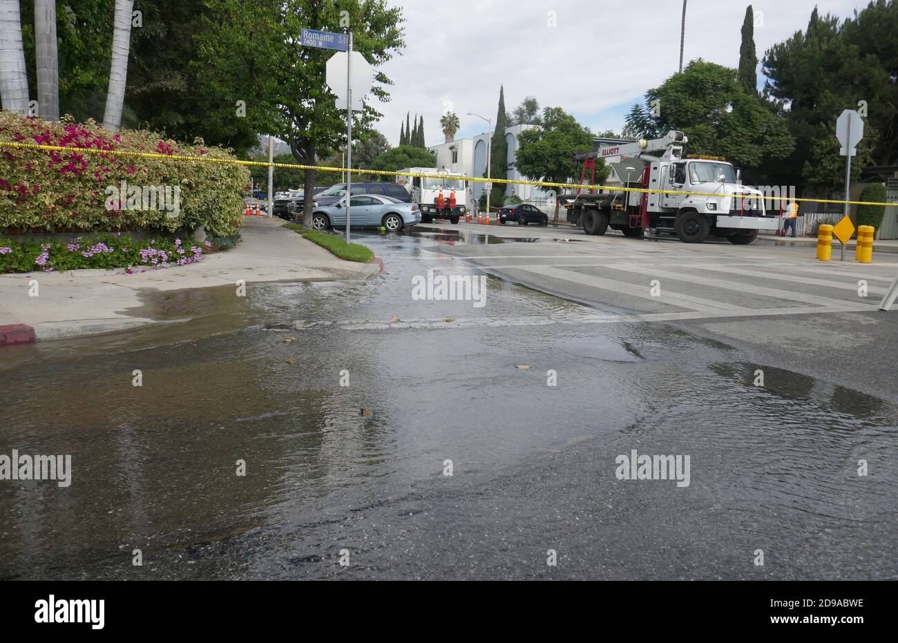 West Hollywood, California, USA 1 novembre 2020 UNA vista generale di strada bloccata e acquedotto rottura il 1 novembre 2020 a West Hollywood, California, Stati Uniti. Foto di Barry King/Alamy Stock foto Foto Stock