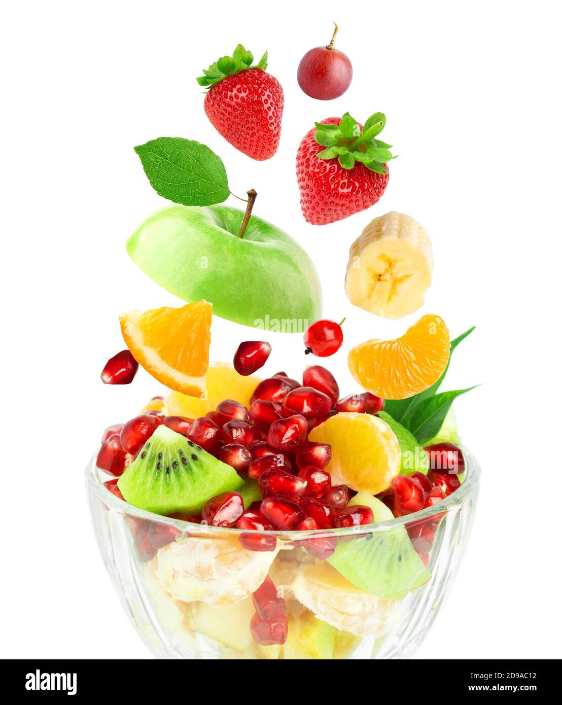 Frutta mista su sfondo bianco. Macedonia di frutta. Caduta di frutta. Foto Stock