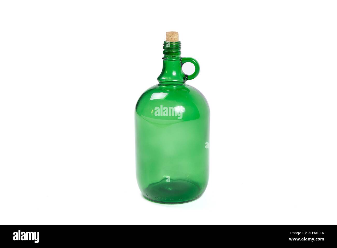 Immagine di una bottiglia di vetro verde su sfondo bianco isolato Foto Stock
