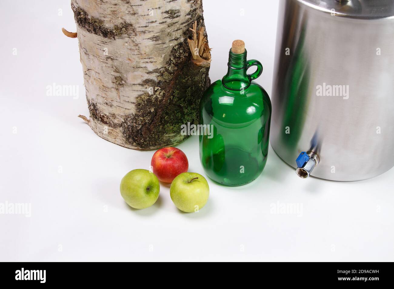 Ripen mele con bottiglia di vetro verde e hooch Foto Stock