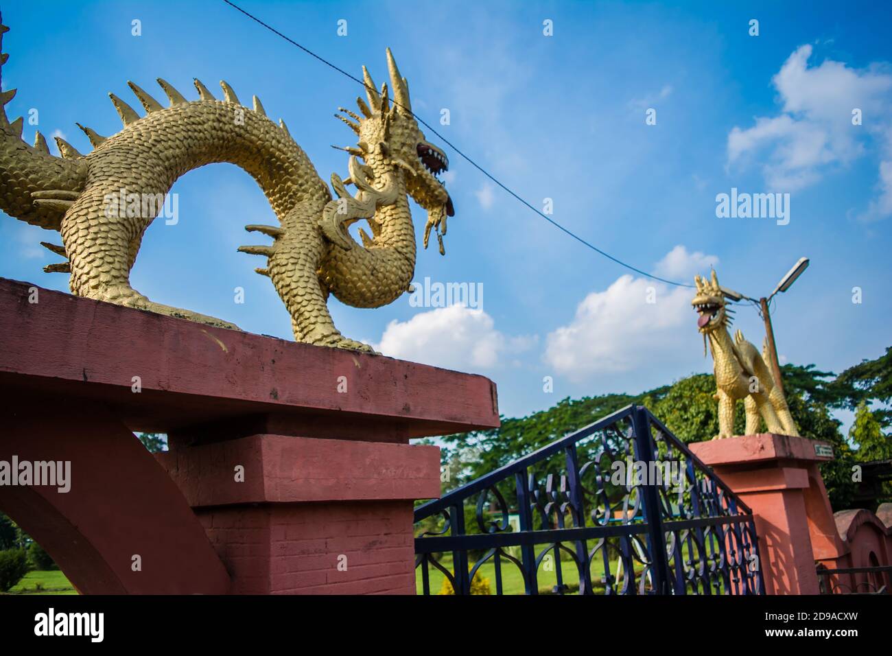 Gigantesca statua del drago d'oro a Rang ghar sibsagar assam, il padiglione degli sport reali Foto Stock