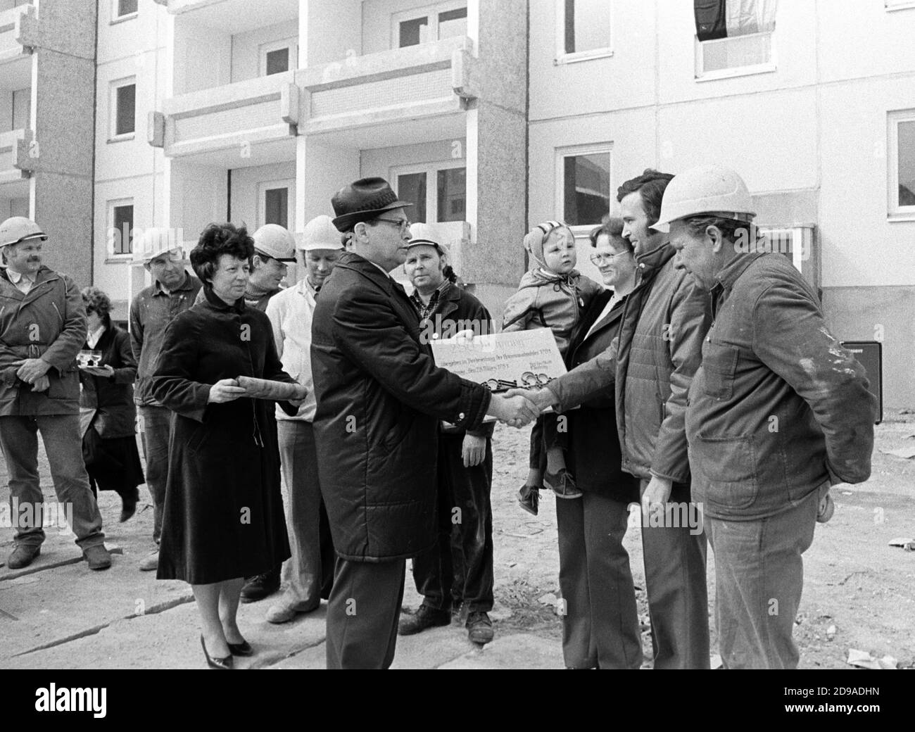 28 marzo 1984, Sassonia, Eilenburg: Il 28 marzo 1984, una giovane famiglia viene consegnato il 250esimo appartamento di nuova costruzione nella nuova zona residenziale di Eilenburg Ost, alla presenza di operai edili e funzionari in preparazione delle elezioni locali del 1984. Data esatta di ammissione non nota. Foto: Volkmar Heinz/dpa-Zentralbild/ZB Foto Stock