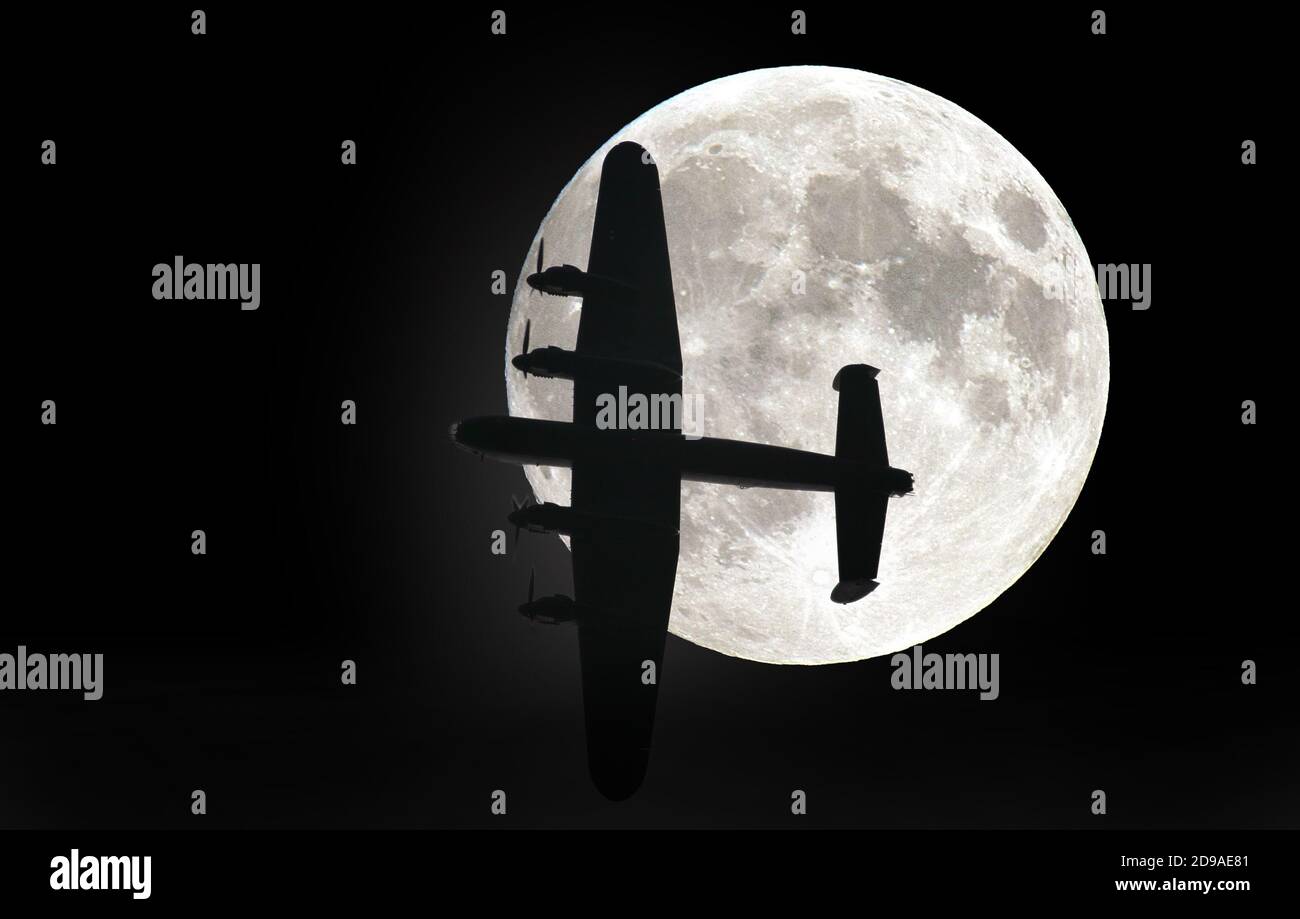 Bombardieri moon. Composto di bombardiere e luna di Lancaster silhouette. Foto Stock