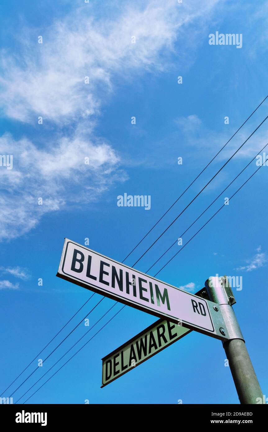Immagine minima del cartello stradale con i nomi delle strade, segno di intersezione con il cielo blu, Pretoria, Lynwood Glenn, Sud Africa Foto Stock