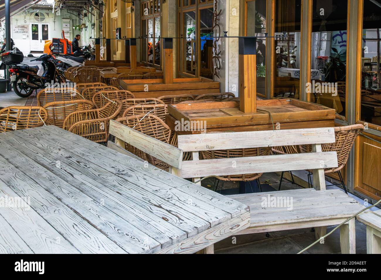 Salonicco, Grecia - Novembre 02 2020: Tavoli vuoti all'aperto, come le misure Coronavirus influiscono sul business e sulla vita. Ristorante chiuso sedie nel centro della città, dopo che il governo cerca di impedire COVID-19. Foto Stock