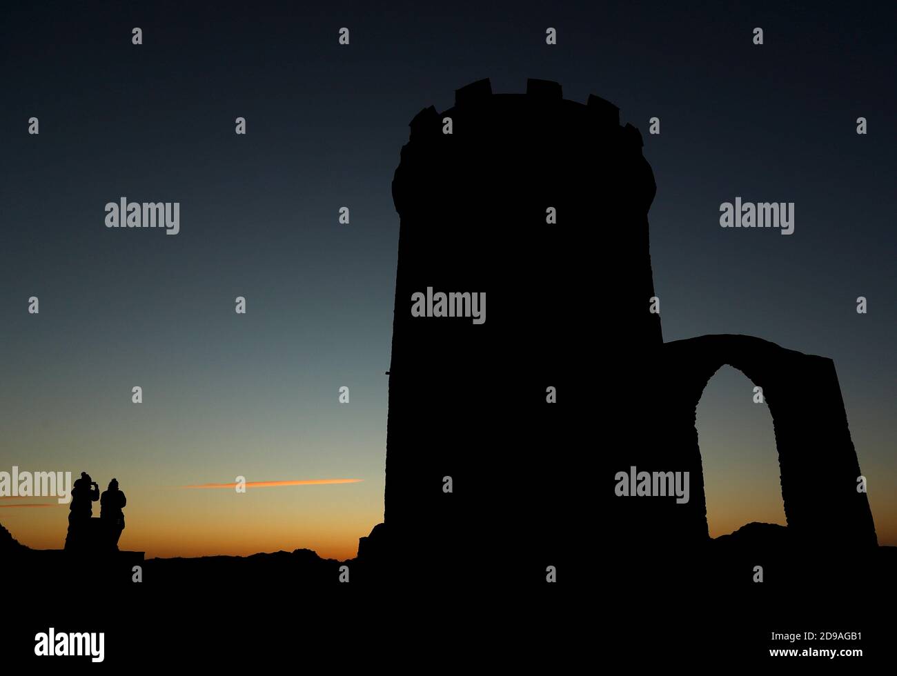 Newtown Linford, Leicestershire, Regno Unito. 4 novembre 2020. Meteo nel Regno Unito. Le donne guardano l'alba da Old John nel Bradgate Park. Credit Darren Staples/Alamy Live News. Foto Stock