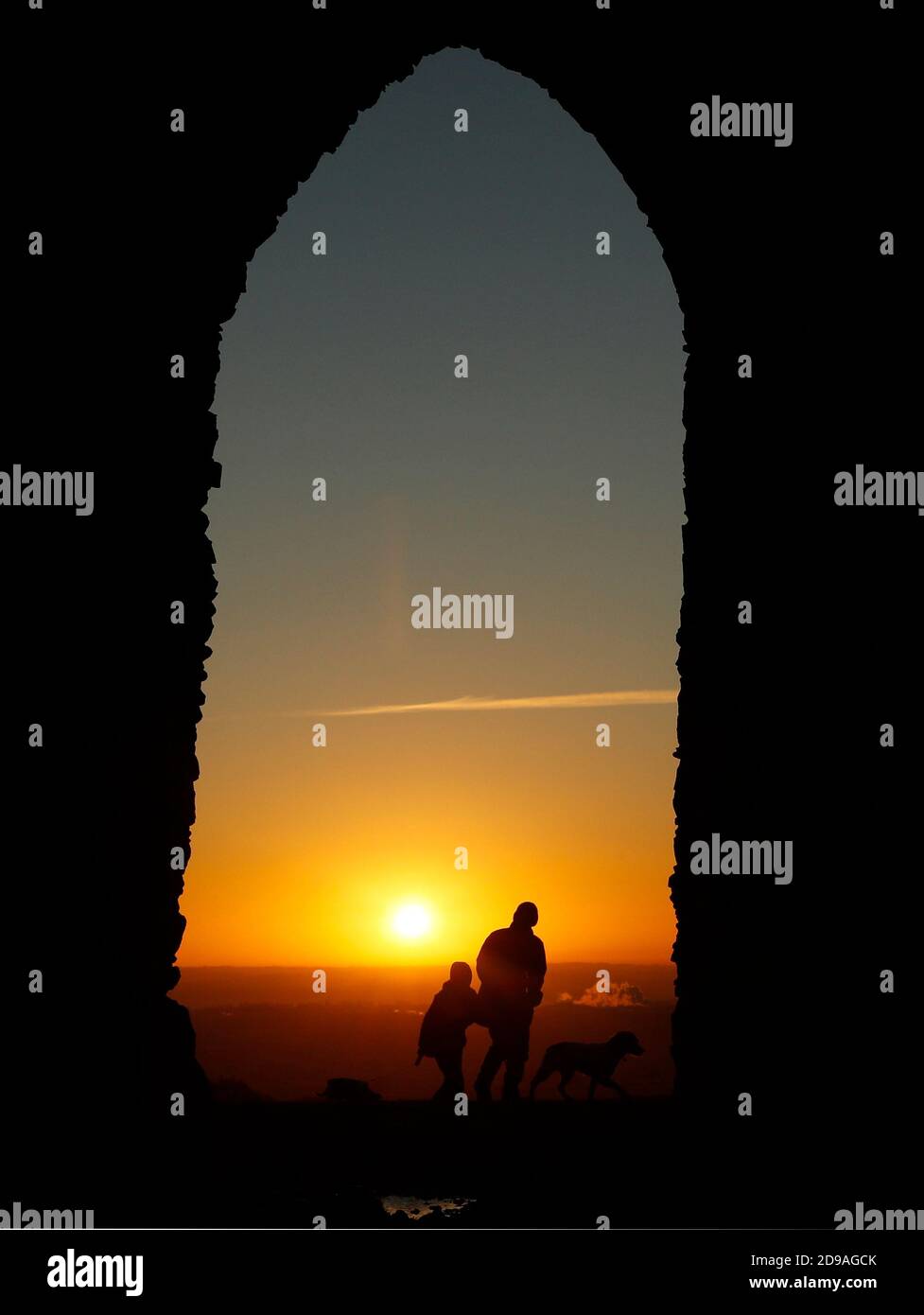 Newtown Linford, Leicestershire, Regno Unito. 4 novembre 2020. Meteo nel Regno Unito. I cani passeranno da Old John durante l'alba nel Bradgate Park. Credit Darren Staples/Alamy Live News. Foto Stock