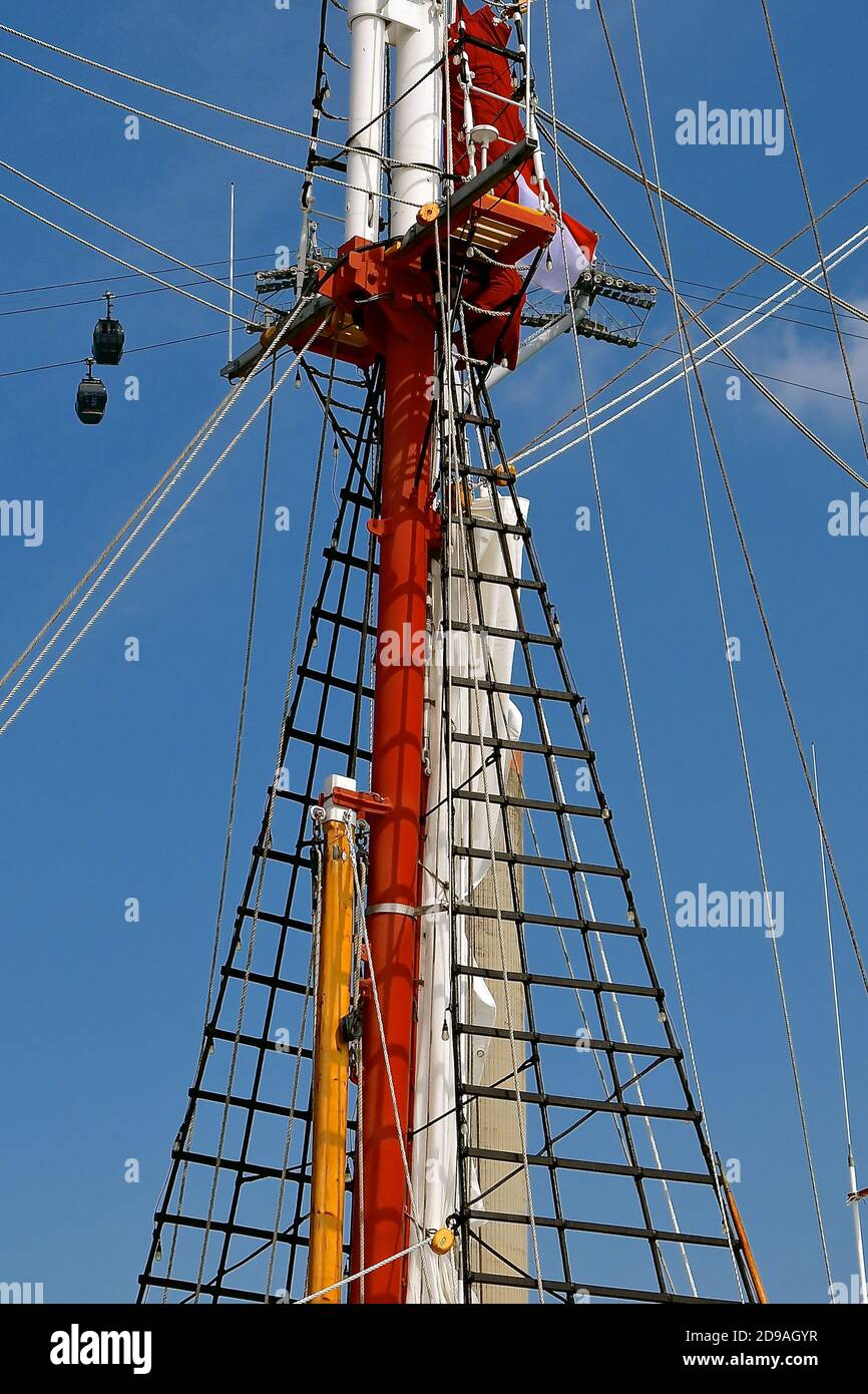 Una vista dettagliata delle funi, scale e canottaggio che circondano l'albero di un tradizionale yacht a vela. Foto Stock